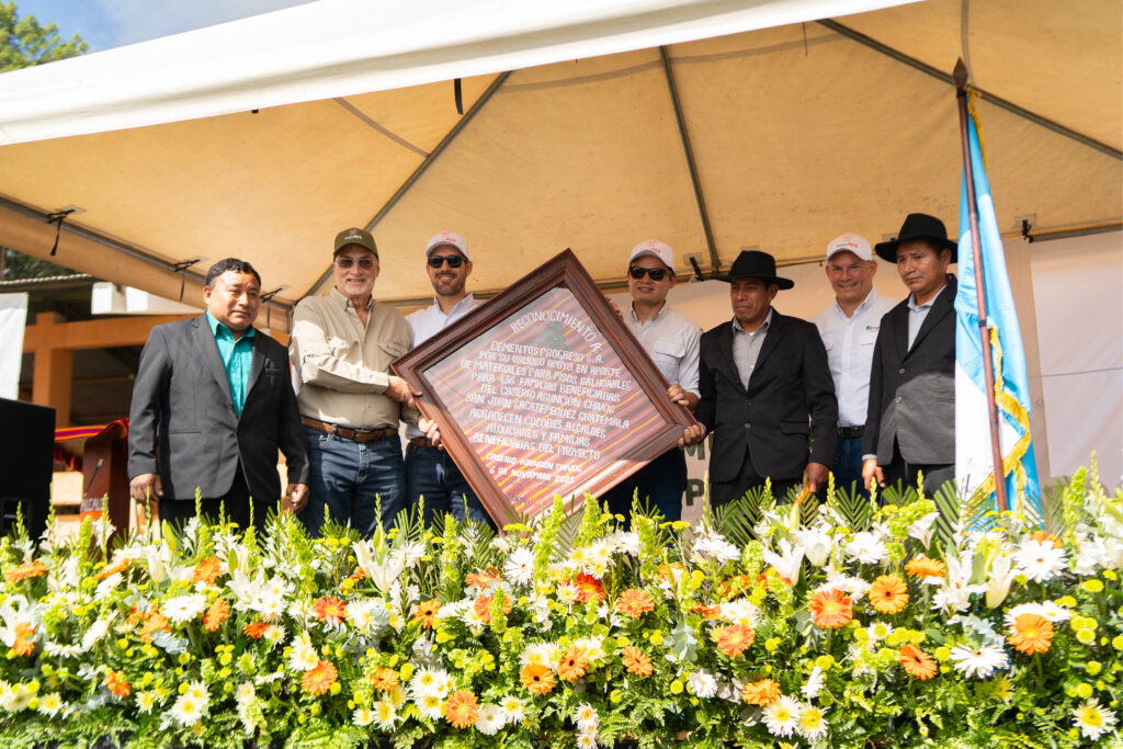 “HogaRES” y Progreso declaran a Asunción Chivoc como comunidad libre de pisos de tierra