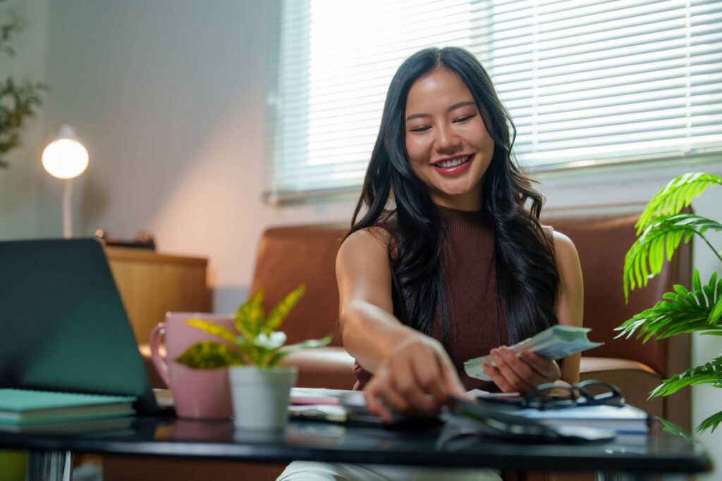 Landing BI Hablemos de Finanzas chica joven ahorrando